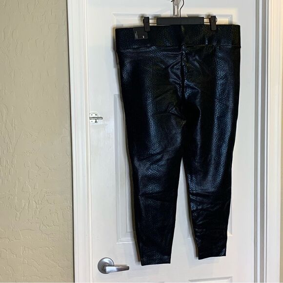 Torrid Black Tonal Snake Pixie Pants Torrid Size 2/2X - Picture 12 of 12
